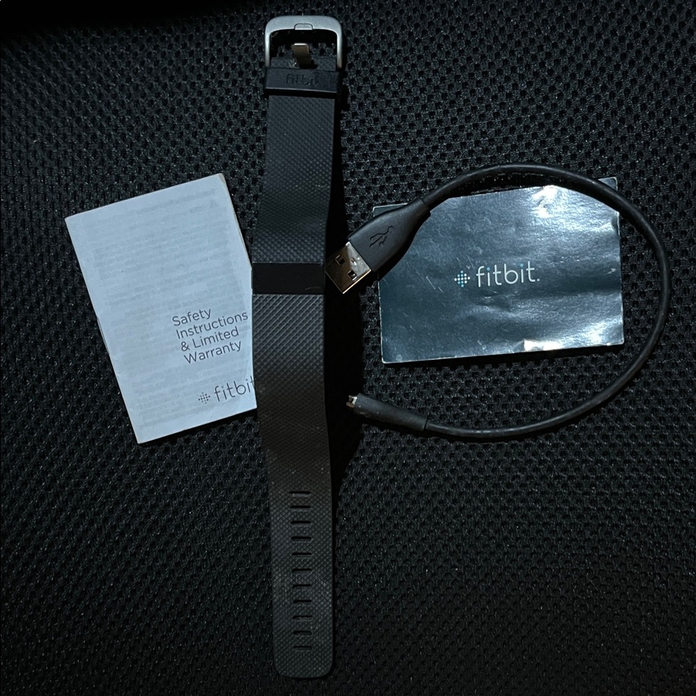 💥 Closet Clear Out Sale 💥 Orig 2015 FITBIT Charge HR Tracker USB Cable & manual